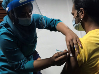 Vaccination commenced for undocumented migrant workers across Male' City on Wednesday, an initiative that has garnered praise for the Maldivian Red Crescent and health authorities worldwide