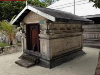 ސުލްތާން އިބްރާހިމް އިސްކަންދަރު އެއްވަނަ ފަސްދާނުލެވިފައިވާ ޒިޔާރަތް ހުރީ އެރަދުން އައުކުރެއްވި މާލޭ ހުކުރުމިސްކިތުގެ ހަރިންމައިގެ ތެރޭގައި