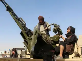 އަފްޣާނިސްތާނާއި ޕާކިސްތާނު ގުޅޭ ބޯޑަރު ސަރަހައްދުގައި، އަފްޣާން ތާލިބާނުންގެ ހަނގުރާމަވެރިއަކު މަތިންދާބޯޓަށް ހަމަލާދޭން ބޭނުންކުރާ ބަޑިއެއްގެ ކައިރީގައި އިށީނދެގެން.