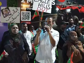 "ދިވެހީންގެ ބިން ދިވެހީންނަށް" ނަމުގައި ބޭއްވި ކުއްލި ހަރަކާތުގައި ގާނޫނީ ވަކީލު އަދި ރައްޔިތުންގެ މަޖިލީހުގެ ކެންދޫ ދާއިރާގެ ކުރީގެ މެންބަރު އަލީ ހުސެއިން ވާހަކަ ދައްކަވަނީ

