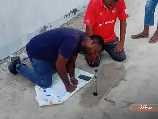 ބާރަށުގެ މަގު ހަދަން ބޭނުންވާ ސާވޭގެ މަސައްކަތް ކުރަނީ. 