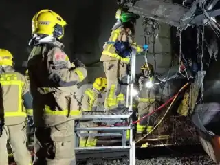 ސްޕެއިންގެ ބާސެލޯނާގައި ރޭލެއް ފާރެއްގައި ޖެހި، ޑްރައިވަރު މަރުވެ، އެތައް ބަޔަކަށް އަނިޔާވެއްޖެ