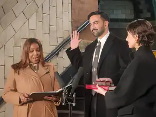 މެންހަޓަންގެ ތާރީހީ ސަބްވޭ ސްޓޭޝަނެއްގައި ޒޮހްރާން މަމްދާނީ ނިއު ޔޯކް ސިޓީގެ މޭޔަރު ކަމުގެ މަގާމުގެ ހުވާ ކުރައްވަނީ