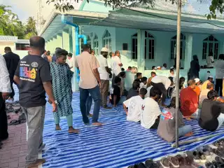 ބޮޑު ޖަމާއަތުގައި އީދު ނަމާދު ކުރުމަށް ސަފުތައް ހަދަނީ. ފައިލް ފޮޓޯ.