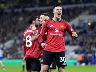 މެޗުގައި ލަނޑު ޖެހުމަށް ފަހު ޔުނައިޓެޑުގެ ކުޅުންތެރިން އުފާ ފާޅު ކުރަނީ