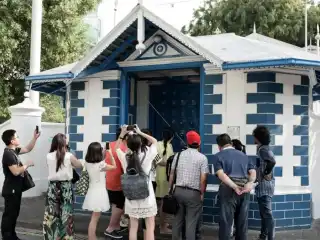 2016 ވަނަ އަހަރުގެ ޖެނުއަރީ މަހުގެ 30 ވަނަ ދުވަހު، ޗައިނާގެ ފަތުރުވެރިންތަކެއް މެދު ޒިޔާރަތުގެ ފޮޓޯ ނަގަނީ.