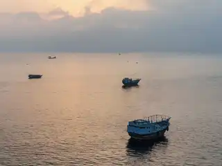 ހުރްމުޒް ކަނޑުއޮޅި ކައިރީގައި އޮންނަ އޮމާންގެ އުތުރު މުސަންދަމް ޕެނިންސިއުލާގެ އައްސޭރިފަށުގައި ބައެއް އުޅަނދުފަހަރު ބަނދަރުކޮށްފައި ހުރި މަންޒަރު.