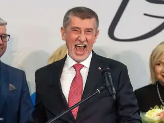 ޗެކް ރިޕަބްލިކްގެ ބޮޑުވަޒީރު އަންދްރޭ ބާބިޝް، "ގްރީންލޭންޑް އޮތް ތަން ބައްލަވާލެއްވުށް" ވަރަށް އަގުބޮޑު ގްލޯބެއް ބައްލަވައިގެންފި