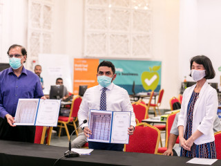 ކޮވިޑަށް ޓެސްޓު ކުރުމަށް ބޭނުންވާ ޖީން ކާޓްރިޖް ހަވާލުކުރުމަށް ބޭއްވި ރަސްމިއްޔާތުގެ ތެރެއިން