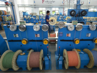 ޗައިނާގައި އޮޕްޓިކަލް ފައިބަރ އުފައްދާ ކާރުހާނާއެއްގައި މަސައްކަތްކުރަނީ