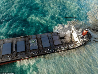 ވަކަޝިއޯ ބޯޓު މޮރިޝަސްގެ ފަރަށް އަރައި ބޯޓު ދެފަޅިވެފައި؛ އެތައް ހާސް ޓަނުގެ ތެޔޮވަނީ ބޯޓުން ބޭރުބެފައި