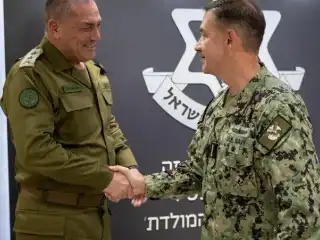 އީރާނާ ދެކޮޅަށް ކުރާ ހަނގުރާމައިގެ އެމެރިކާގެ އެންމެ އިސް ޖެނެރަލް އިޒްރޭލަށް ޒިޔާރަތް ކޮށްފި