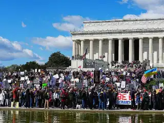 ވޮޝިންޓަން ޑީސީގައި ހުންނަ ލިންކަން މެމޯރިއަލް ކުރިމައްޗަށް ގިނަ އަދަދެއްގެ މުޒާހަރާގެ ބައިވެރިން އެއްވެފައި.