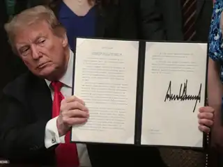 އެމެރިކާ ގައި ހުރި ވެނެޒުއޭލާގެ ތެލުގެ އާމްދަނީ ފައިސާ އަތުނުލެވޭނެ ގޮތަށް ގަރާރެއްގައި ޓްރަމްޕް ސޮއިކުރައްވައިފި