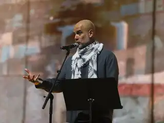 ސްކާފު އަޅައިގެން ހުރެ، ގާޑިއޯލާ ބުނީ ޣައްޒާގެ ކުޑަ ކުދިން އުޅޭ ޙާލު ފެނުމުން ހިތްދަތިވާ ކަމަށް 