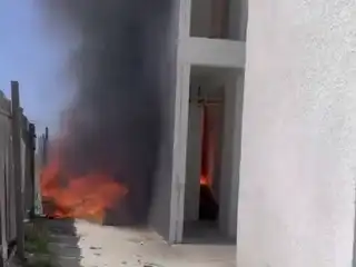 އަމާން ދޯދި 1 ވަނަ ޓަވަރުގެ ތިރީގައި ހުރި ކުނި ތަކެއްގައި ރޯވެފައި