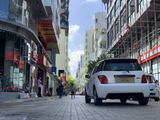 މާލޭގެ މަގުމަތީގައި ކާރެއް ދަތުރު ކުރަނީ 