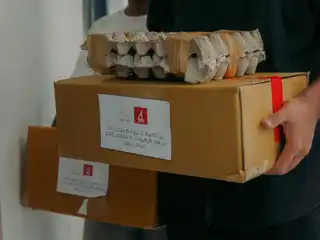 ރަމަޟާން މަހާ ދިމާކޮށް އަސާސީ ބޭނުންތައް ފުއްދުމަށް ދަތި އާއިލާތަކަށް އެހީވުމަށް އެޑްވޮކޭޓިންގ ދަ ރައިޓްސް އޮފް ޗިލްޑްރެން (އާކް) އެއިޑުން ހިންގާ ހާއްސަ ހަރަކާތަށް ބޭންކް އޮފް މޯލްޑިވްސް ގެ މުވައްޒަފުން އެހީތެރިކަން ފޯރުކޮށްދެނީ