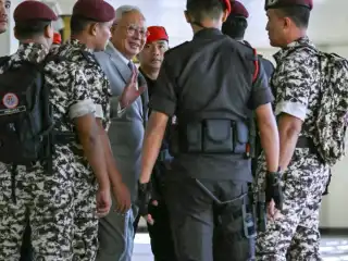 ޖަލުގައި ހުންނެވި މެލޭޝިއާގެ ކުރީގެ ބޮޑުވަޒީރު ނަޖީބު ރައްޒާގު ކޯޓުގެ އަޑުއެހުމަކަށް ވަޑައިގަންނަވަނީ - ޑިސެމްބަރު 22، 2025