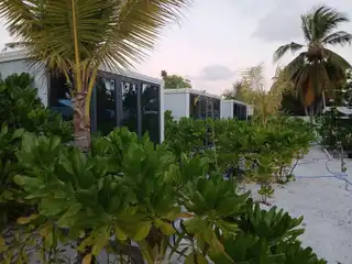 ފ. އަތޮޅު ގޯތީގައި އިމާރާތްކޮށްފައިވާ ގެސްޓްހައުސް. މިއީ މުޅި އަތޮޅުގެ ރައްޔިތުންގެ މަސްލަހަތު ހިމެނޭ ތަނެއް

