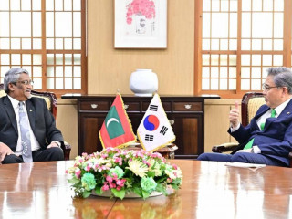 Minister of State for Foreign Affairs Ahmed Khaleel and the Minister of Foreign Affairs of South Korea Park Jin