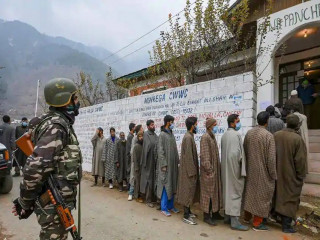 ކަޝްމީރުގައި ކުރިޔަށްދިޔަ އިންތިހާބުގައި ވޯޓުލާން މީހުން ކިއު ހަދާފައި