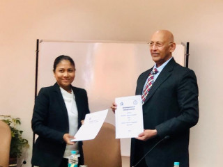 ޖުޑީޝަލް ސަރވިސް ކޮމިޝަނާއި އިންޑިޔާގެ ނޭޝަނަލް ޖުޑީޝަލް އެކަޑަމީއާ ދެމެދު އެމްއޯޔޫއެއްގައި ސޮއިކުރުމަށް ބޭއްވި ރަސމިއްޔާތުގެ ތެރެއިން