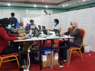 ދަރުބާރުގޭގައި ގާއިމްކުރި ކޮވިޑް އޮޕަރޭޝަން ސެންޓަރުގެ މަސައްކަތުގައި ވޮލެންޓިއަރުންނާއި މުވައްޒަފުން ހަރަކާތްތެރިވަނީ