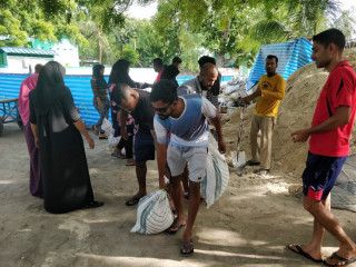 އުދަ އަރައިގެން ފެންބޮޑުވުން ރައްކާތެރިކުރަން ވެލި ބަސްދާ ޖެހުމުގެ މަސައްކަތް ކުރަނީ