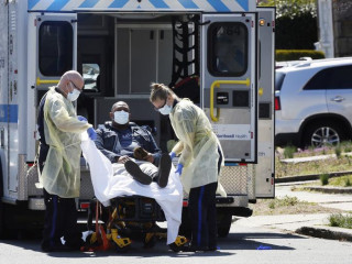 ނިއުޔޯކްގައި ކޮވިޑް ޖެހުނު މީހަކަށް ފަރުވާ ދިނުމަށް ހޮސްޕިޓަލަށް ގެންދިއުމަށް އެމްބިއުލާންސައް އަރުވަނީ