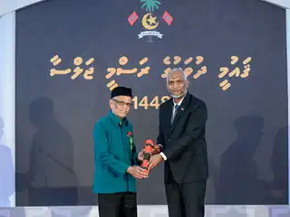 ރައީސުލްޖުމްހޫރިއްޔާ، ނިޝާން ދިޔަމިގިލީ ޝަރަފުގެ އިއްޒަތް، އަލްއުސްތާޛު ކަށިމާ އަހްމަދު ޝާކިރަށް އަރުވައިފި