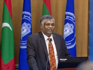 ދިވެހިރާއްޖޭގެ ގައުމީ ޔުނިވަރސިޓީ (އެމްއެންޔޫ) އިން އިންތިޒާމުކޮށްގެން ބޭއްވި "ބިލްޑިންގ އަ ޕީސްފުލް، ސްޓޭބަލް އެންޑް ޕްރޮސްޕަރަސް އިންޑޯ-ޕެސިފިކް" (ސުލްހަވެރި، ހަމަޖެހޭ އަދި ތަނަވަސް އިންޑޯ-ޕެސިފިކް ސަރަހައްދެއް ބިނާކުރުން) މި މައުޟޫއަށް ހާއްސަ ޕެނަލް މަޝްވަރާގައި، އިންޑިއާއިން ދިވެހިރާއްޖެއަށް ކަނޑައަޅުއްވާފައި ހުންނަވާ ހައިކޮމިޝަނަރު ބައިވެރިވެވަޑައިގަންނަވަނީ