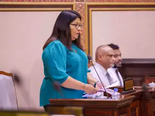ރައްޔިތުންގެ މަޖިލީހުގައި ހެލްތް މިނިސްޓަރު ގީލާ އަލީ ވާހަކަ ދައްކަވަނީ.