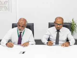 މިނިސްޓްރީ އޮފް ކޮންސްޓްރަކްޝަން، ހައުސިންގ އެންޑް އިންފްރާސްޓްރަކްޗަރގައި ބޭއްވި ޚާއްސަ ރަސްމިއްޔާތެއްގައި ހދ.ވައިކަރަދޫގައި 50 ހައުސިންގ ޔުނިޓް އެޅުމަށް އެޗްޑީސީއާ ހަވާލުކޮށް އެއްބަސްވުމުގައި ސޮއިކުރައްވަނީ.