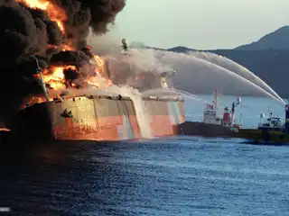 ސިންގަޕޫރުގައި ރަޖިސްޓްރީކޮށްފައިވާ 85 ހާސް ޓަނުގެ "ނޯމަން އެޓްލާންޓިކް" ނަމަކަށް ކިޔާ މުދާ އުފުލާ ބޯޓު ހޮރްމޫޒް ކަނޑުއޮޅިއާ ގާތްވަމުން ދަނިކޮށް، އޮމާންގެ ކަނޑުގެ ސަރަހައްދުން އީރާނުގެ ހަނގުރާމަމަތީ މަނަވަރަކުން އެ ބޯޓަށް ހަމަލާދިނުމާ ގުޅިގެން، 1987 ޑިސެމްބަރު 6 ވަނަ ދުވަހު އެ ބޯޓުގައި ވަނީ ވަރަށް ބޮޑަށް އަލިފާން ރޯވެފައި (ފައިލް).