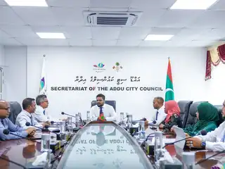 އައްޑޫ ސިޓީ ކައުންސިލާއި ރައްޔިތުންގެ މަޖިލީހުގެ ހިތަދޫ އުތުރު ދާއިރާގެ ޢިއްޒަތްތެރި މެމްބަރު ޢަބްދުﷲ ޞާދިޤު އާދިއްތަ ދުވަހު ބޭއްވި ބައްދަލުވުމުގެ ތެރެއިން - 28-06-2026