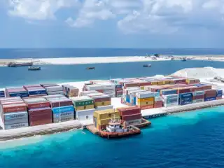 ތިލަފުށީގައި ހުންނަ ލޯކަލް ކޮންޓޭނަރު ޑީޕޯ: ވިޔަފާރި ބަނދަރު ތަަރައްގީކުރަނީ 10 ހެކްޓަރުގެ ބޮޑު ސަރަހައްދެއްގައި