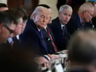 ވެނެޒުއޭލާގައި ތެޔޮ ނެގުމަށް އެމެރިކާގެ ބޮޑެތި ކުންފުނިތަކުގެ ޝައުގު ހޯދުމަށް ޓްރަމްޕް ބޭއްވެވި ބައްދަލުވުމުގައި ކުންފުނިތަކުން މާ ބޮޑު ޝައުގުވެރިކަމެއް ނުދެއްކި