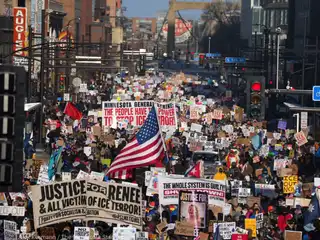 އެމެރިކާގައި ޓްރަމްޕް ސަރުކާރުން ހިންގަމުންދާ ހަރުކަށި އިމިގްރޭޝަން އޮޕަރޭޝަންތަކާ ދެކޮޅަށް އެތައް ހާސް ބަޔަކު ނިކުމެ މުޒާހަރާކޮށްފި