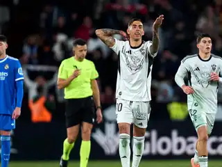 މެޗުގައި ލަނޑު ޖެހުމަށް ފަހު އަލްބަސެޓޭގެ ކުޅުންތެރިން އުފާ ފާޅު ކުރަނީ