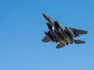 އީރާނު ހަނގުރާމައިގެ ތެރެއިން ހިންގި "އޮޕަރޭޝަން އެޕިކް ފިއުރީ" އަށް އެހީތެރިކަން ފޯރުކޮށްދިނުމަށްޓަކައި، އެމެރިކާގެ އެއާ ފޯސްގެ އެފް-15 އީ ސްޓްރައިކް އީގަލް މަރުކާގެ މަތިންދާ ބޯޓެއް ހަރަކާތްތެރިވަނީ.