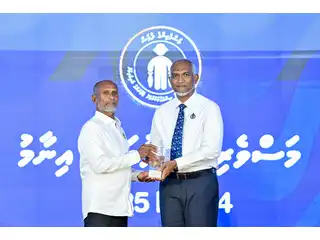  45 ވަނަ މަސްވެރިންގެ ދުވަހުގެ ރަސްމީ ޖަލްސާ ބާއްވާ، މަސްވެރިކަމުގެ ސިނާޢަތަށް އަގުހުރި ޚިދުމަތްތައް ކުރައްވާފައިވާ ފަރާތްތަކަށް އިނާމު ދީފި