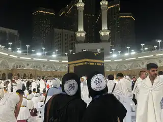 އަލް އަބްރާރް ގްރޫޕުގެ ހަވާލުގައި އުމްރާއަށް ދިޔަ އުމްރާވެރިންތަކެއް. 