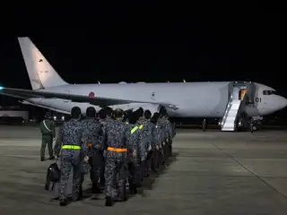 އައިޗީ ޕްރިފެކްޗާގެ ކޮމާކީ އެއާ ބޭސްއިން ރާއްޖެއަށް ދަތުރުކުރުމަށް ހަމަޖެހިފައިވާ ސެލްފް ޑިފެންސް ފޯސް (އެސްޑީއެފް) ގެ ބޯޓަކަށް، އެއާ ސެލްފް ޑިފެންސް ފޯސްގެ މެންބަރުން އާދީއްތަ ދުވަހުގެ ހެނދުނުގެ ވަގުތެއްގައި އަރަނީ.