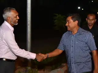 ރައީސް ޑރ. މުހައްމަދު މުއިއްޒު އާއި ކުރީގެ ރައީސް އަބްދުﷲ ޔާމީން ސަލާމްކުރައްވަނީ