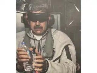 ޖެނުއަރީ 3، 2026 ގައި އެމެރިކާގެ ރައީސް ޑޮނަލްޑް ޓްރަމްޕްގެ ޓްރޫތް ސޯޝަލް އެކައުންޓްގައި ޝާއިއުކޮށްފައިވާ މި ފޮޓޯއިން ފެންނަނީ ވެނެޒުއެލާގެ ރައީސް ނިކޮލަސް މަދޫރޯ އެމެރިކާގެ އަސްކަރިއްޔާއިން އޭނާ އަތުލައިގަނެފައިވާ މަންޒަރު