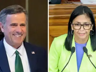 ސީއައިއޭގެ ޑިރެކްޓަރު ޖޯން ރެޓްކްލިފް އާއި، ވެނެޒުއެލާގެ ވަގުތީ ރައީސް ޑެލްސީ ރޮޑްރިގޭޒް