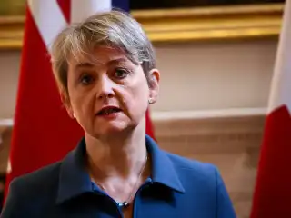 މެދު އިރުމަތީގައި ތިބި އިނގިރޭސިވިލާތުގެ ތިން ލައްކަ ރައްޔިތުން އަނބުރާ ގެންނަނީ 