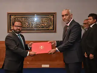 ރައީސުލްޖުމްހޫރިއްޔާގެ އޮފީހުގެ ޗީފް ގަވަރންމަންޓް ސްޕޯކްސްޕާސަންކަމުގެ މަޤާމަށް މިނިސްޓަރުންގެ ފެންވަރުގައި އައްޔަން ކުރެއްވި މުޙައްމަދު ޙުސައިން ޝަރީފް (މުންދު)