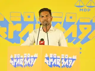 އެމްޑީޕީން ބޭއްވި ހޭވައްލާ ތައްޔާރު ޖަލްސާގައި އެމްޑީޕީގެ ކުރީގެ ނައިބު ރައީސް މުހައްމަދު ޝިފާޒު ވާހަކަ ދައްކަވަނީ. 

